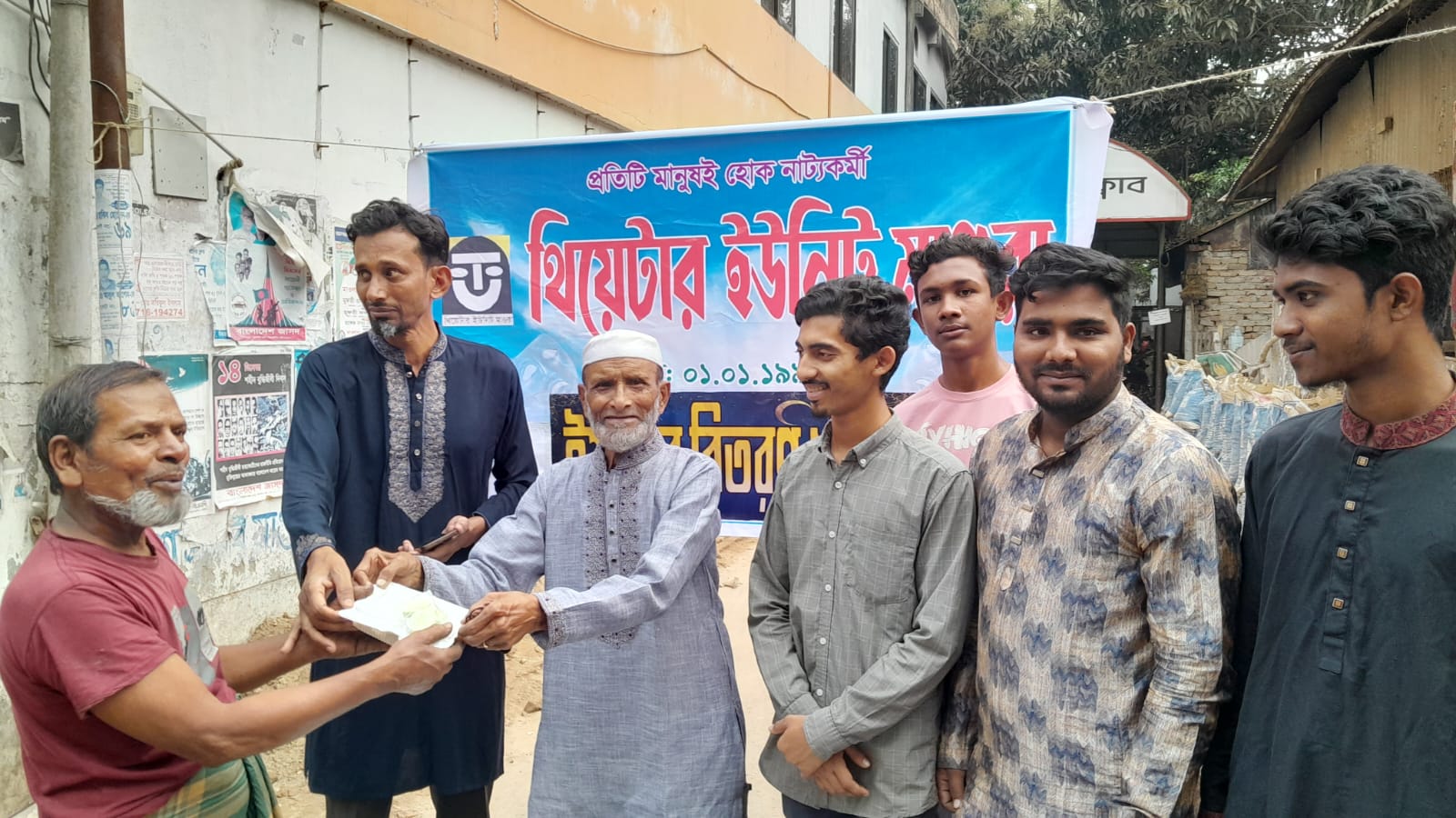 মাগুরায় শতাধিক দুস্থ ও পথচারীদের মাঝে ইফতার সামগ্রী বিতরণ করেছে থিয়েটার ইউনিট